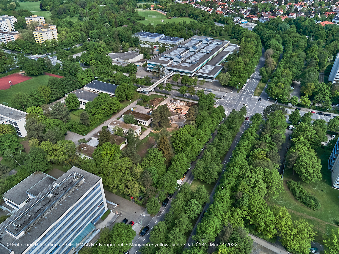 14.05.2022 - Luftbilder von der Baustelle Haus für Kinder in Neuperlach